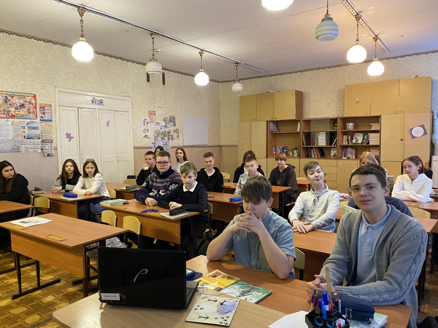 Ученики в школе. В классе учатся 8 человек. В классе учатся 8 человек. Ученики старших классов. Учитель беседует с детьми.