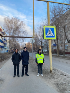 Мальчики дежурят на перекрестке