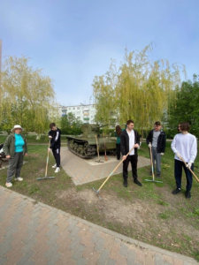 Ученики убирают мусор