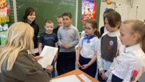 Ученики слушают учителя