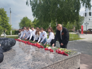 Ученики возлагают цветы