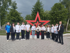 Ученики с волонтером Победы