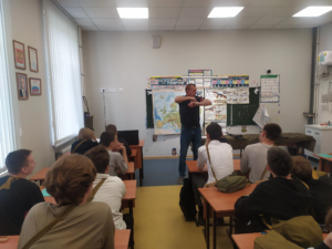 Учитель показывает оказание первой помощи