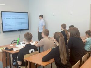 Учащиеся слушают выступающего