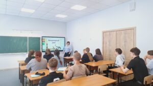 Учитель работает с интерактивной доской