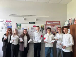 Ученики показывают самолетики