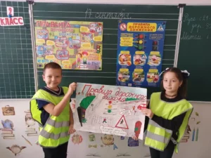 Ученики в светоотражающих жилетах