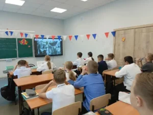 Ученики смотрят ролик 