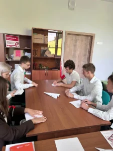 Ученики делают самолетики