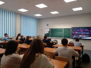 Ученики смотрят видеоролик