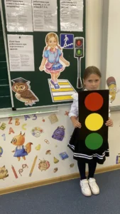 Ученица показывает светофор