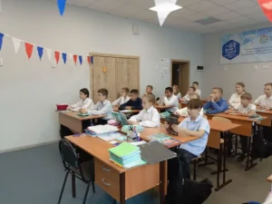 Ученики слушают учителя 