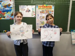 Ученицы показывают рисунки