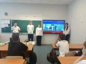Ученики работают с интерактивной доской 