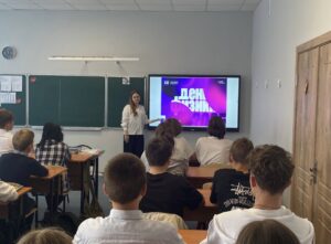 Ученица выступает 