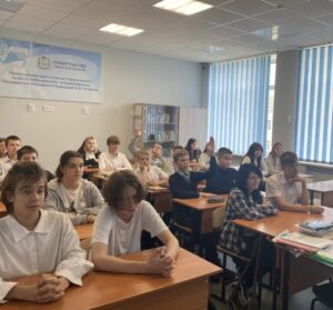 Ученики слушают выступающих