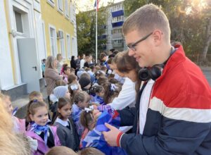 Десятиклассник завязывает галстук
