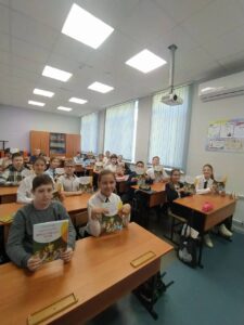 Ученики показывают книги