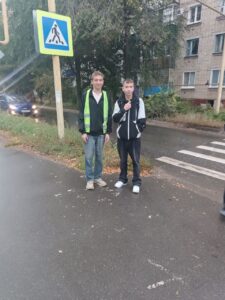 Ученики дежурят на перекрестке