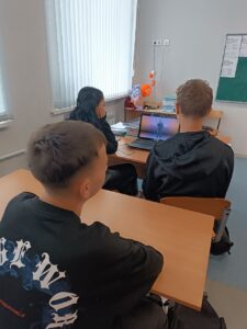 Ученики смотрят видеоролик