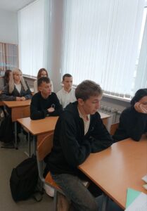 Ученики слушают выступающего