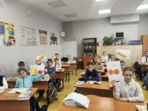 Ученики с рисунками