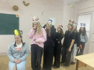 Ученицы участвуют в сценке