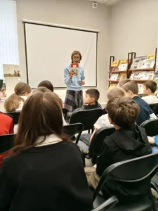 Ученики слушают выступающего