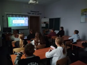 Учащиеся смотрят видеоролик