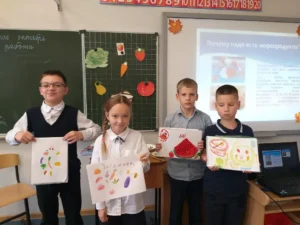 Учащиеся показывают рисунки