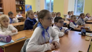 Учащиеся смотрят видео