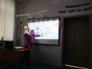 Учитель работает с интерактивной доской