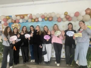 Ученицы машут