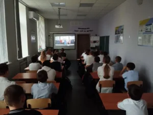 Ученики смотрят видеоролик 