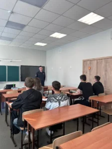 Ученики слушают инспектора