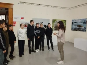 Ученики слушают экскурсовода