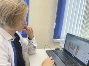 Ученик работает за компьютером 