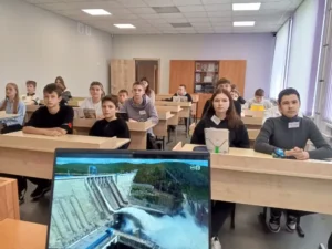 Ученики смотрят видеоролик 