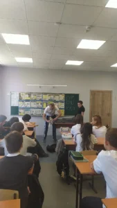 Учитель накладывает шину