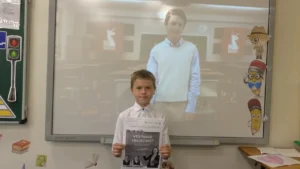 Ученик показывает плакат