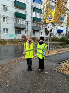 Ученики дежурят на перекрестке