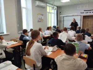 Инспектор выступает перед классом