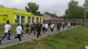 Учащиеся участвуют в забеге