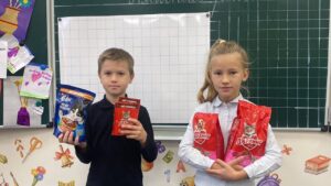 Ученики показывают корм