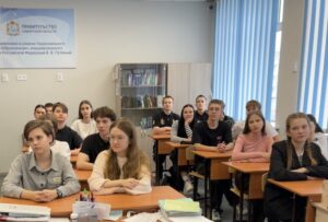 Ученики смотрят видео
