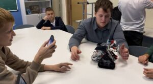 Ученики проверяют робота