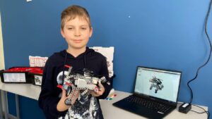 Ученик показывает робота