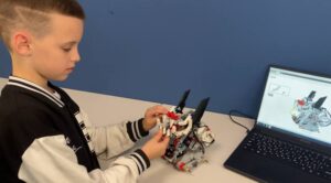 Ученик собирает робота