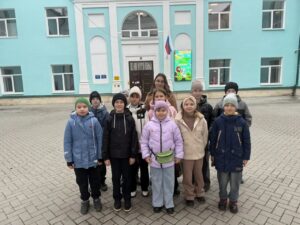 Ученики у ДК Авангард