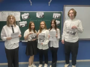 Ученики показывают плакаты 